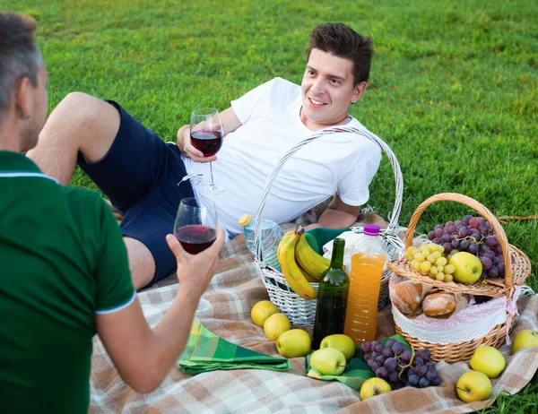 Man genieten van het leven op picknick buiten met zijn vriend — Stockfoto