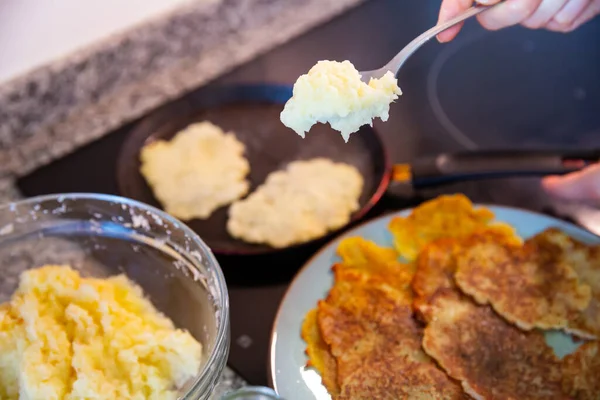 Préparation de crêpes de pommes de terre sur poêle — Photo