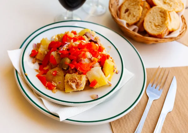 Kolorowa sałatka ziemniaczana ze smażonym pieprzem, tuńczykiem w puszce i jajkami — Zdjęcie stockowe