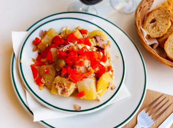 Bunter Kartoffelsalat mit gebratenem Pfeffer, Thunfisch aus der Dose und Eiern — Stockfoto