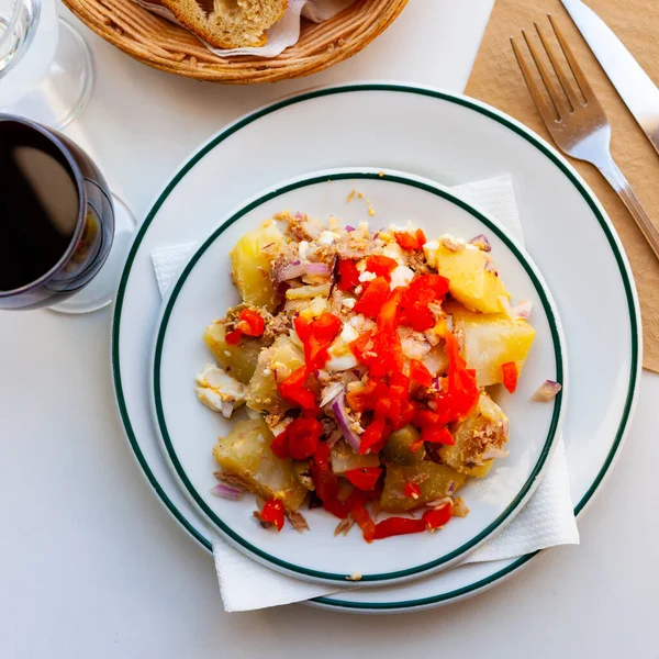 Primer plano de ensalada con pescado y verduras para el almuerzo — Foto de Stock