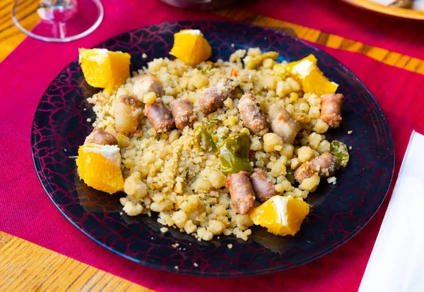 Типичное испанское блюдо из муки с манной колбасой — стоковое фото