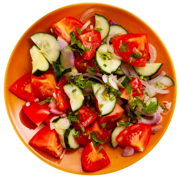 Salada vegetariana com pepinos frescos, tomates, cebola — Fotografia de Stock