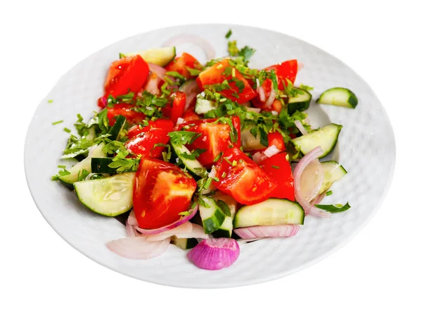 Deliziosa insalata estiva di cetrioli e pomodori sul piatto — Foto Stock