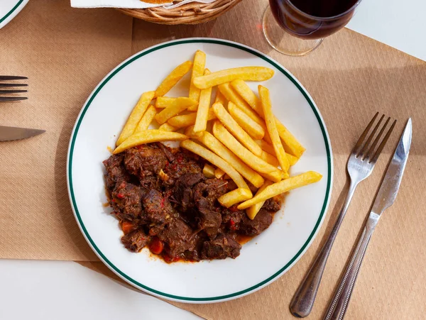 Soslu yaban domuzu ve patates kızartması. — Stok fotoğraf