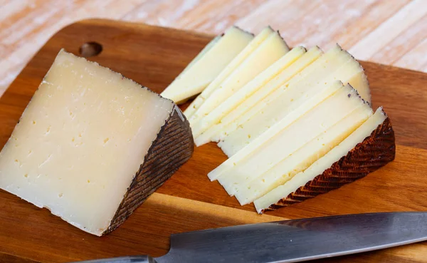 Ovčí sýr s intenzivní chutí, výrazné ovčí aroma, hustá textura, slonovinová barva — Stock fotografie