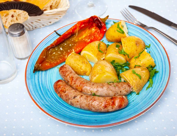 Grilled sausages with potato, pepper and herbs — Stock Photo, Image