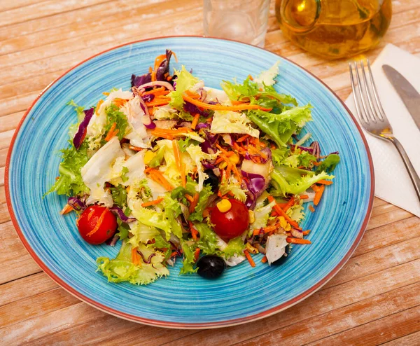 Свіжий змішаний салат з салатом, кукурудзою, оливками та вишневими помідорами — стокове фото