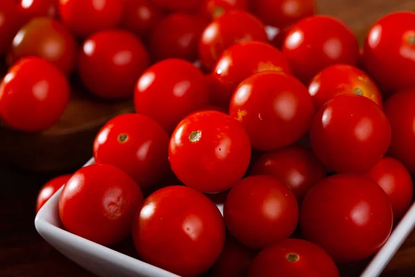 Foto van cherrytomaat op tafel — Stockfoto