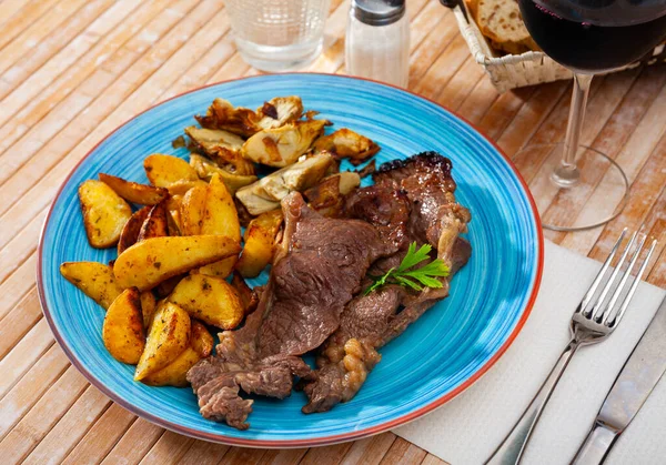 Telecí steak s grilovanými bramborami a artyčoky — Stock fotografie