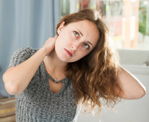 Mujer masajeando su cuello lesionado — Foto de Stock