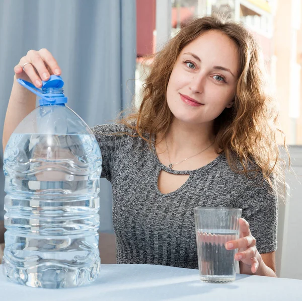 Donna che dimostra vetro d'acqua — Foto Stock