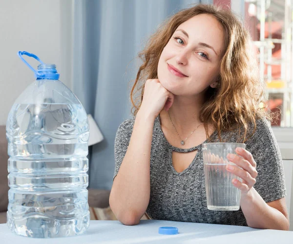 Mulher segurando vidro de água pura — Fotografia de Stock