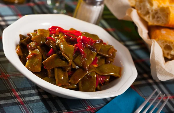 Plato con judías verdes guisadas y pimienta — Foto de Stock