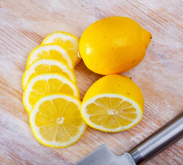 Nakrájený citron na dřevěný stůl — Stock fotografie