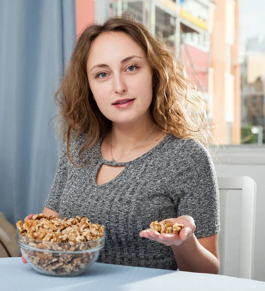 Kvinnlig skål med valnötter — Stockfoto