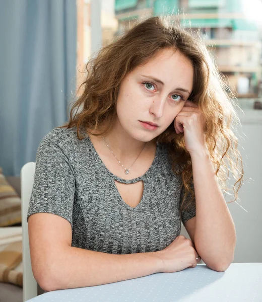 Porträt einer alleinstehenden, traurigen Frau — Stockfoto