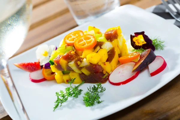Sabroso tártaro de atún con mango y aguacate, servido con higo y flor —  Fotos de Stock