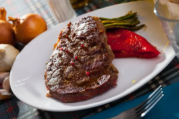 Beef steak with braised vegetables — Stock Photo, Image