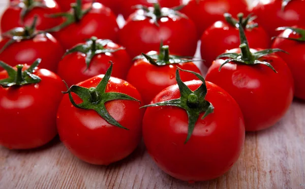 Tomaten op houten ondergrond — Stockfoto