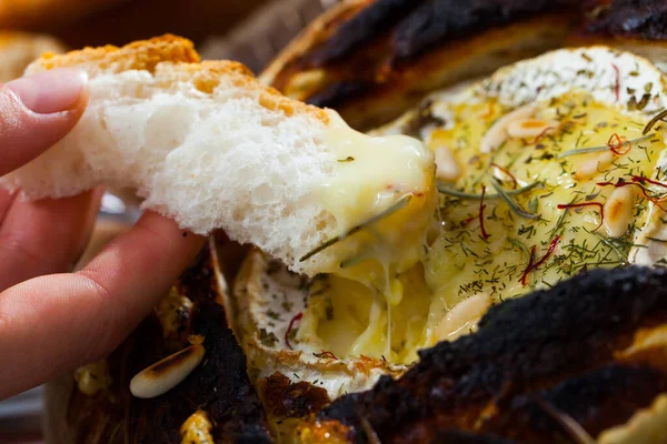 パンにチーズを入れたキャンベール、プレートにフランス料理 — ストック写真