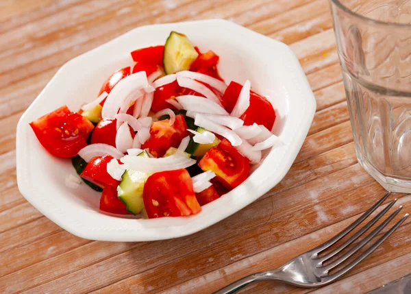 Čerstvý salát s okurkami, rajčaty a cibulí — Stock fotografie