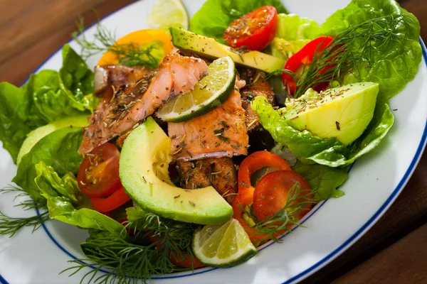 Lichte smakelijke salade van gegrilde forel filet — Stockfoto