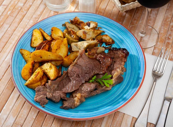 Kalfsvlees met gegrilde aardappelen en artisjokken — Stockfoto