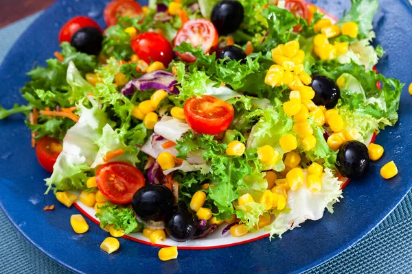 Gemengde salade met maïs, olijven, kerstomaten en groene sla — Stockfoto