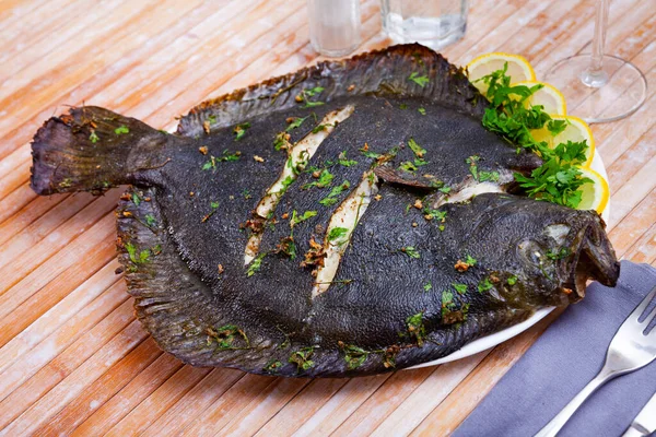 Brill assado com fatias de limão e ervas — Fotografia de Stock