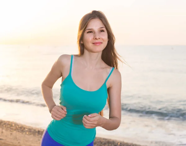 Donna in t-shirt blu sta facendo jogging — Foto Stock