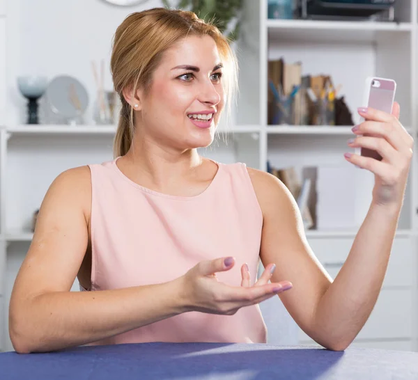 Linda hembra está tomando selfie en su teléfono inteligente — Foto de Stock