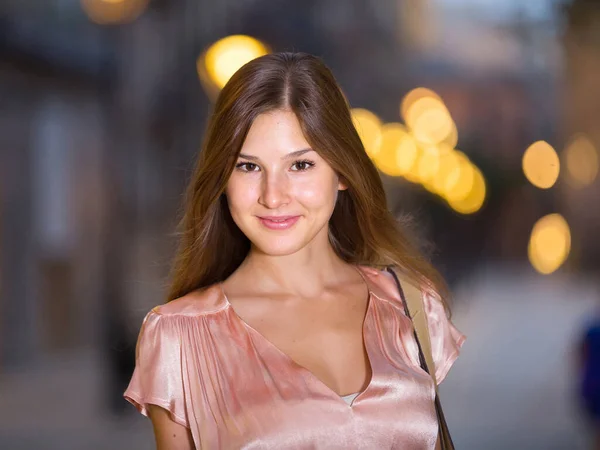 Close-up portret van glimlachend slank volwassen meisje in sexy avondkleding — Stockfoto