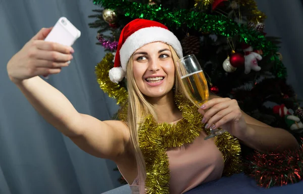 Vrolijk meisje neemt selfie met champagne in nieuwjaarsavond — Stockfoto