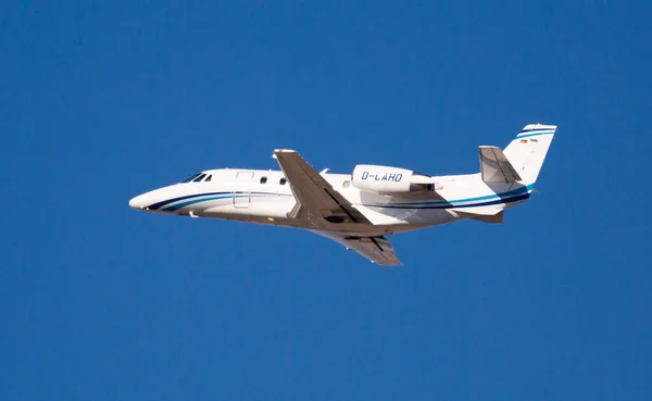 Jato privado Cessna 560 decolando no aeroporto de El Prat — Fotografia de Stock