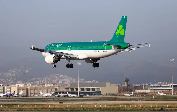 Aerolínea Aer Lingus avión llega para un aterrizaje en un aeropuerto de la ciudad de El Prat de Barcelona — Foto de Stock