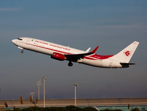 Avión AirAlgerie Airlines despega desde el aeropuerto de Barcelona El Prat. Junta número 7T-VKD — Foto de Stock