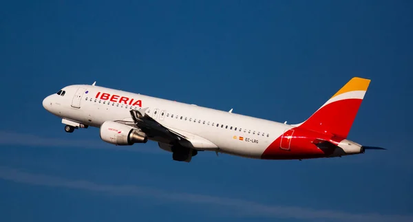 Iberia Airbus A320 EC-LRG despega desde el Aeropuerto de Barcelona — Foto de Stock
