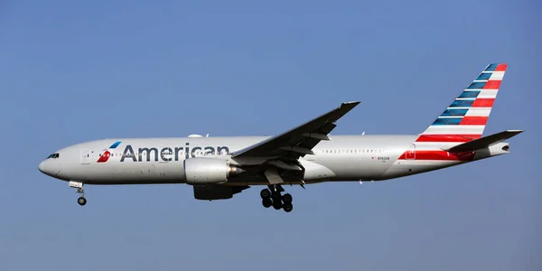 American Airlines Boeing B777 aterrizaje en El Prat Aeropuerto — Foto de Stock