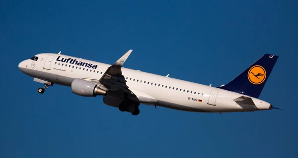 Avión Lufthansa Airlines despega desde el aeropuerto de Barcelona El Prat. Número de la Junta D-AIUZ — Foto de Stock