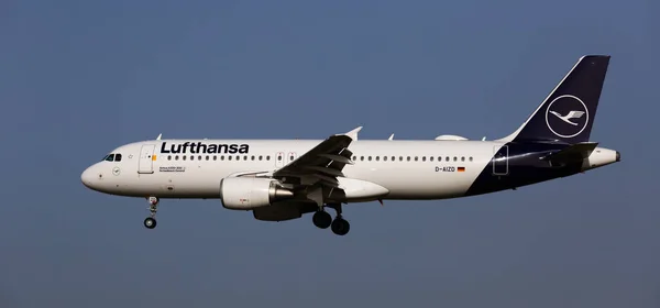 Avião Lufthansa linha aérea pousa na pista em um aeroporto El Prat cidade de Barcelona — Fotografia de Stock