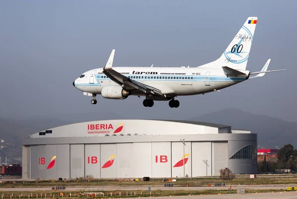 Tarom Airlines Boeing 737 aterriza en el Aeropuerto de Barcelona — Foto de Stock