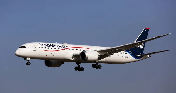 Aeroméxico aterrizando en el Aeropuerto El Prat de Barcelona — Foto de Stock
