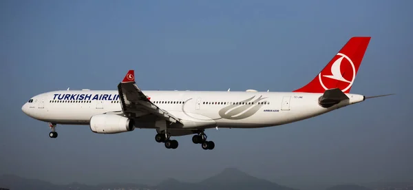 Avión Turkish Airlines aterriza en la pista de aterrizaje en un aeropuerto El Prat ciudad de Barcelona — Foto de Stock