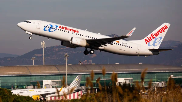 Aerolínea AirEuropa despega desde la pista del aeropuerto de Barcelona El Prat. Número del Consejo CE-III — Foto de Stock