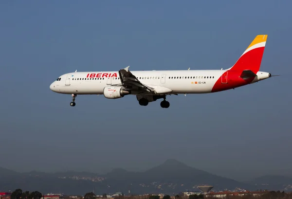 Aerolínea Iberia avión llega para un aterrizaje en un aeropuerto de la ciudad de El Prat de Barcelona — Foto de Stock