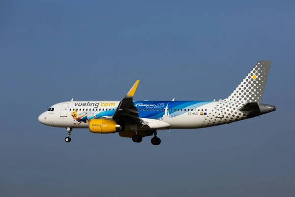 Flight airplane Vueling airline with Disney coloring comes — Stock Photo, Image