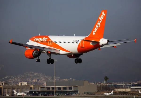 Aerolínea EasyJet avión llega para un aterrizaje en un aeropuerto de la ciudad de El Prat de Barcelona. Número de la Junta G-EZTK — Foto de Stock