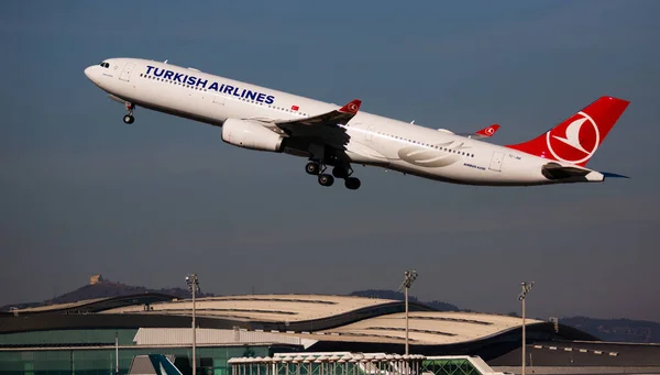 Aerolínea Turkish Airlines despegar de la pista en el aeropuerto de Barcelona El Prat. Número de la Junta TC-JNK — Foto de Stock