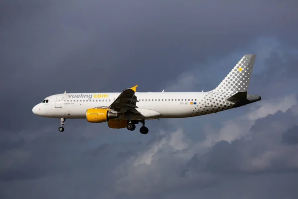 Vueling avión de línea aterrizaje en el aeropuerto de El Prat en Barcelona — Foto de Stock